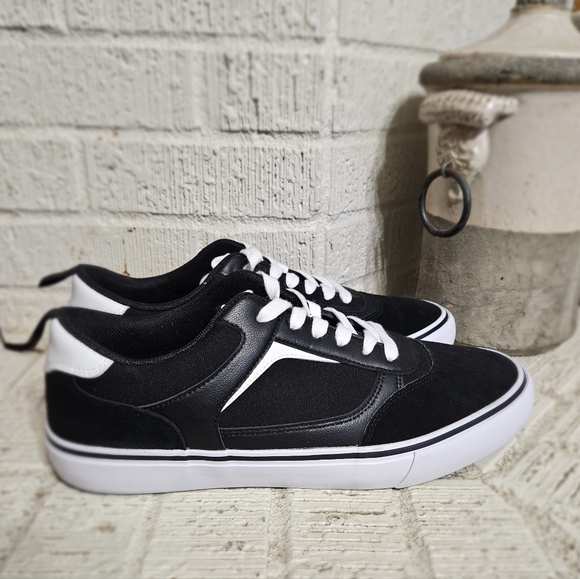 Airwalk Black and White Men's Shoes - Picture 2 of 6